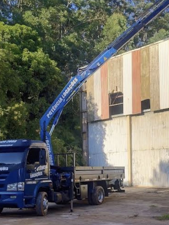 Guindaste da Potência Locações içando carga em obra