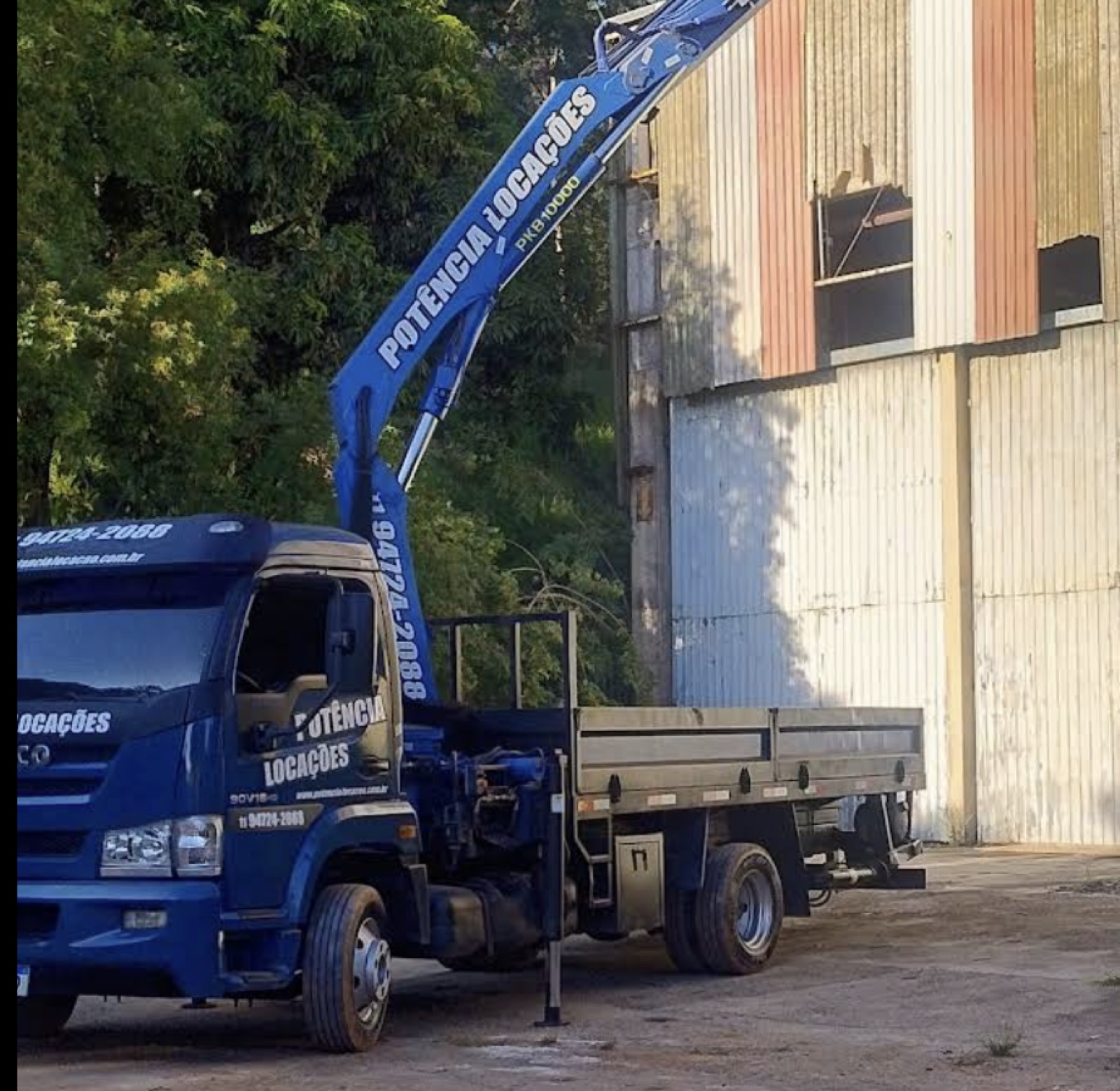 Guindaste móvel da frota Potência Locações, vista lateral completa