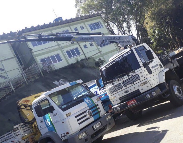 Guindaste da Potência Locações operando em fachada de prédio
